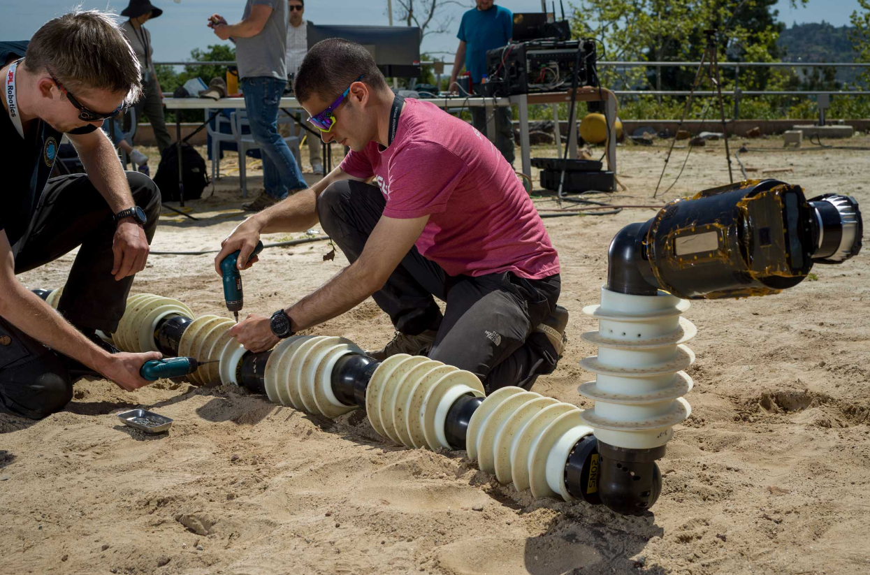 В NASA показали невероятного робота-змея, который будет искать жизнь в ледяных океанах спутника Сатурна