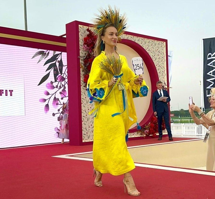 Найкраще національне вбрання. Українка феєрично перемогла на престижному конкурсі в ОАЕ (фото)