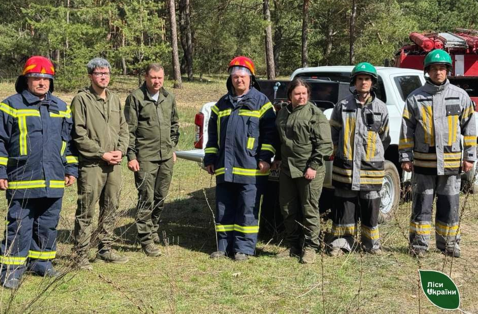 Українцям показали, як тренують пожежників у польових умовах: унікальні фото