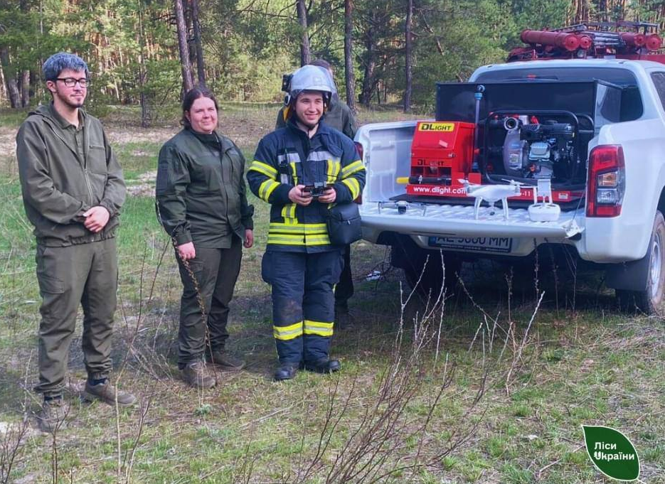Українцям показали, як тренують пожежників у польових умовах: унікальні фото