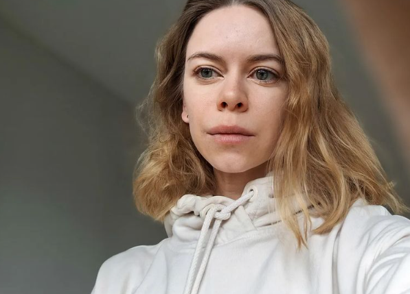 Что случилось со зведой фильмов "Аврора" и "Женская интуиция": живет за границей и работает официанткой