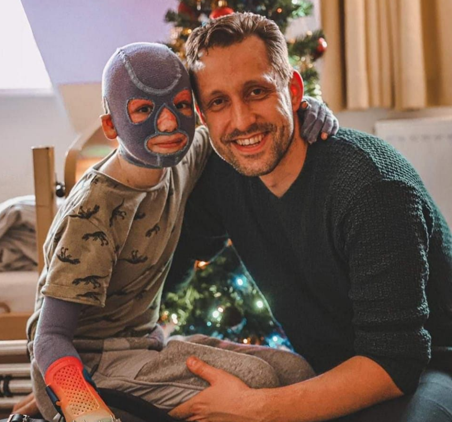 "Мечты нельзя сжечь". О мальчике, который выжил после ракетного удара по Виннице, снимут фильм