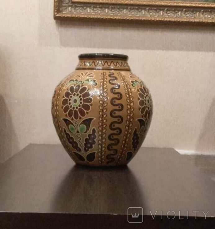 "Скарб" у серванті. Така ваза коштує 75 тисяч гривень і ось як вона виглядає (фото)