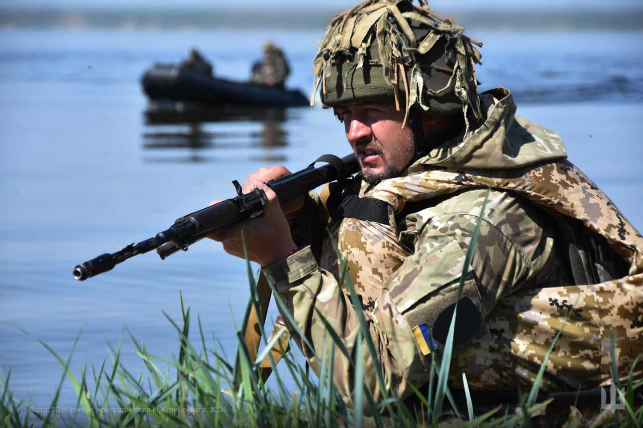 Появились редкие фото николаевских морпехов в "родной стихии"