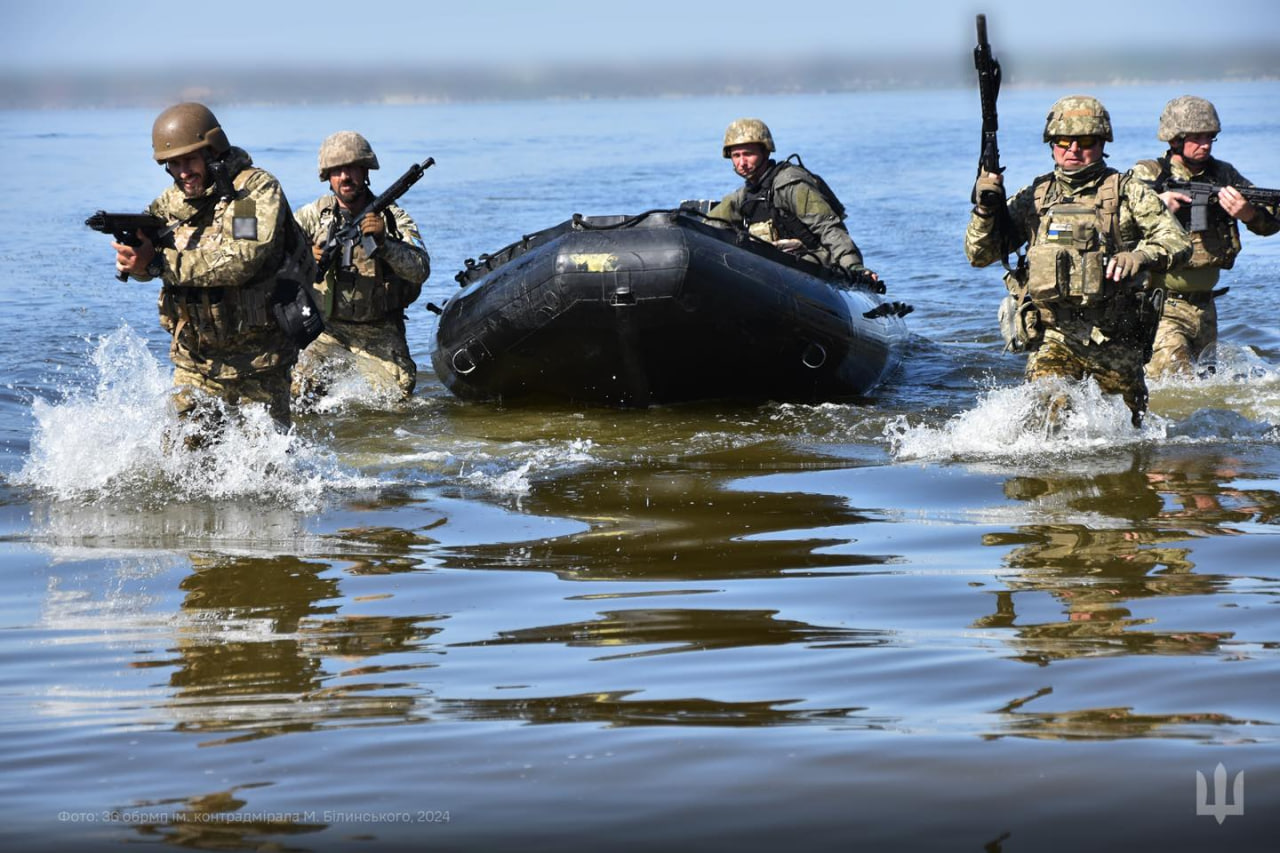Появились редкие фото николаевских морпехов в "родной стихии"