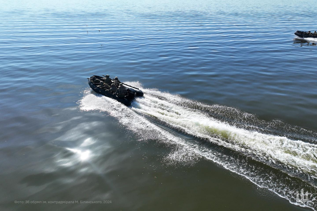 Появились редкие фото николаевских морпехов в "родной стихии"