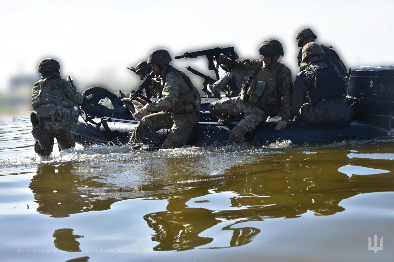 Появились редкие фото николаевских морпехов в "родной стихии"