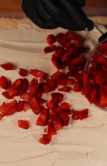 Нежный и вкусный меренговый рулет от Эктора из "МастерШеф": готовится очень легко (видео)