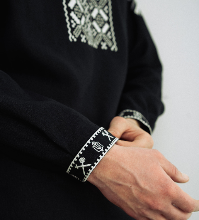 Зеленський вразив українців неймовірною вишиванкою. Скільки вона коштує і що означає орнамент