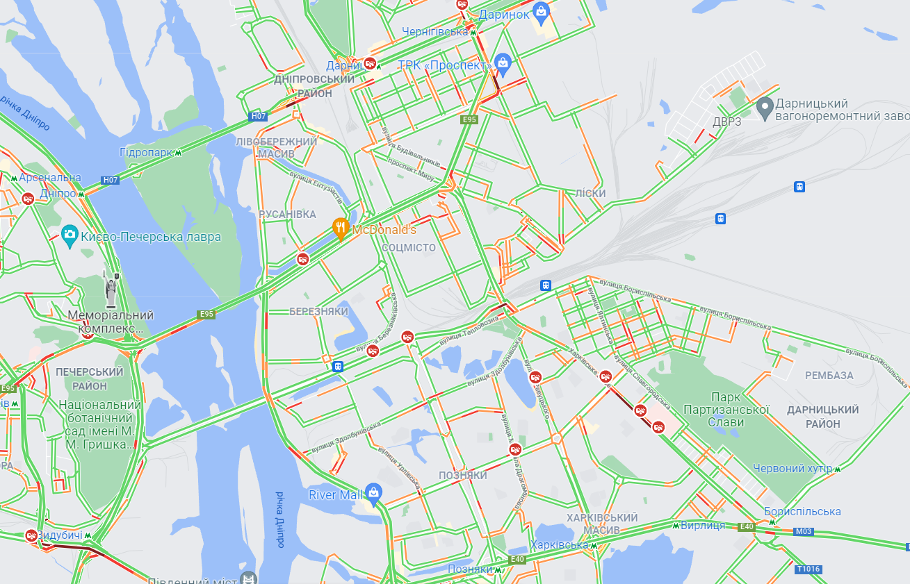 Киев перед длинными выходными сковали пробки: какие улицы стоит объехать