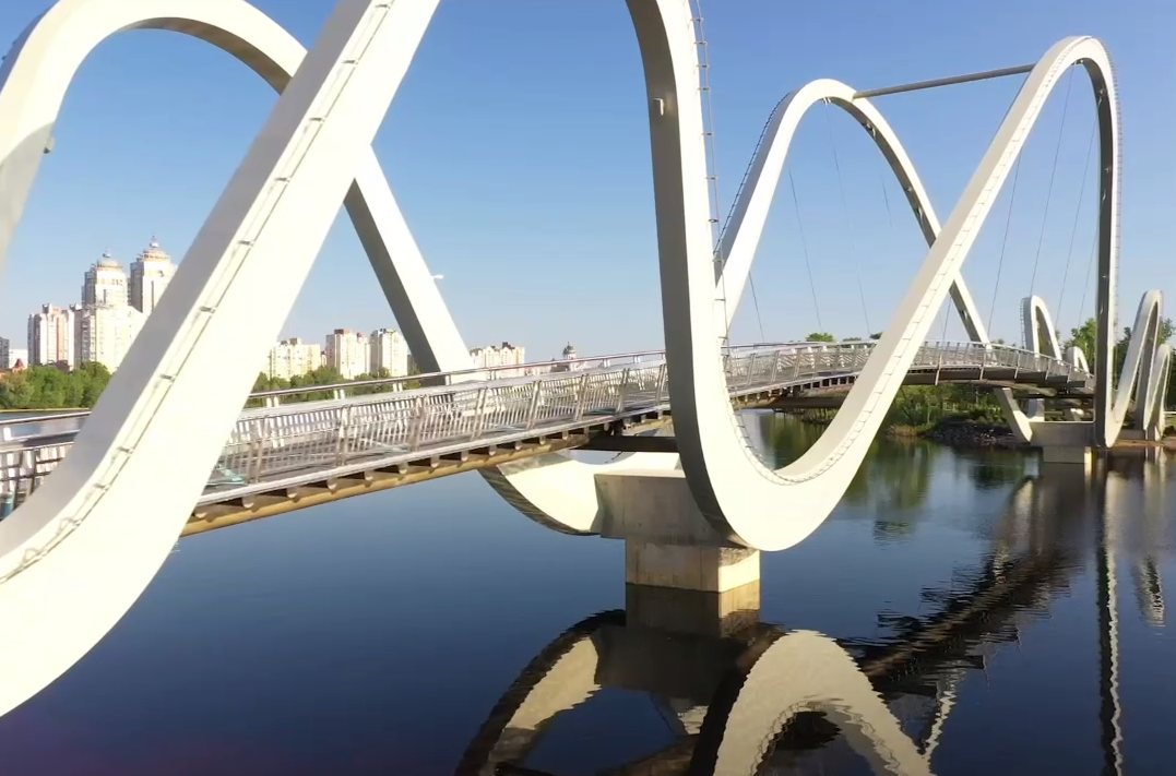 У Києві відкрили пішохідний міст-хвилю (фото, відео)