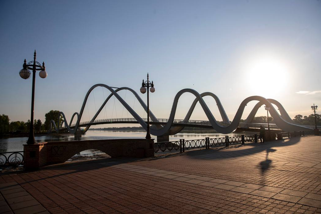 Красота на Оболони. В Киеве открыли пешеходный мост-волну: как он выглядит (фото, видео)