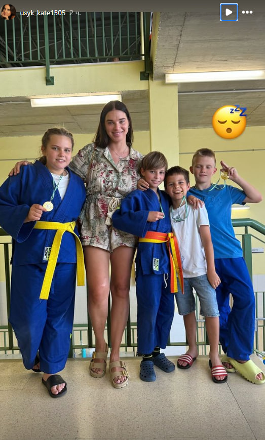 Сини Усика показалися з золотими медалями: як виглядають діти боксера (рідкісні фото)