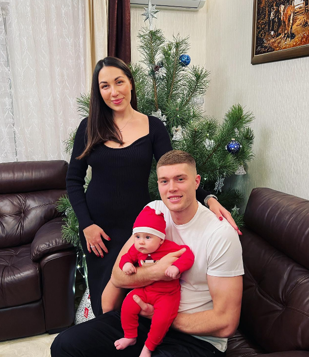 Знакомы с 1 класса: смотрите, как выглядит жена-красавица Артема Довбика