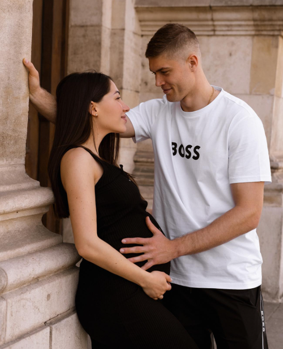 Знакомы с 1 класса: смотрите, как выглядит жена-красавица Артема Довбика