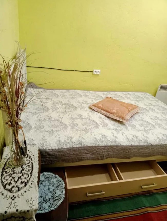 На стінах - плями, кабелі та труби. Як виглядає найдешевша "смарт"-квартира в Києві (фото)