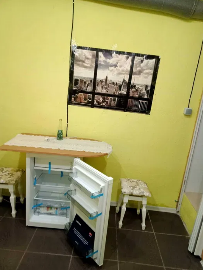 На стінах - плями, кабелі та труби. Як виглядає найдешевша "смарт"-квартира в Києві (фото)