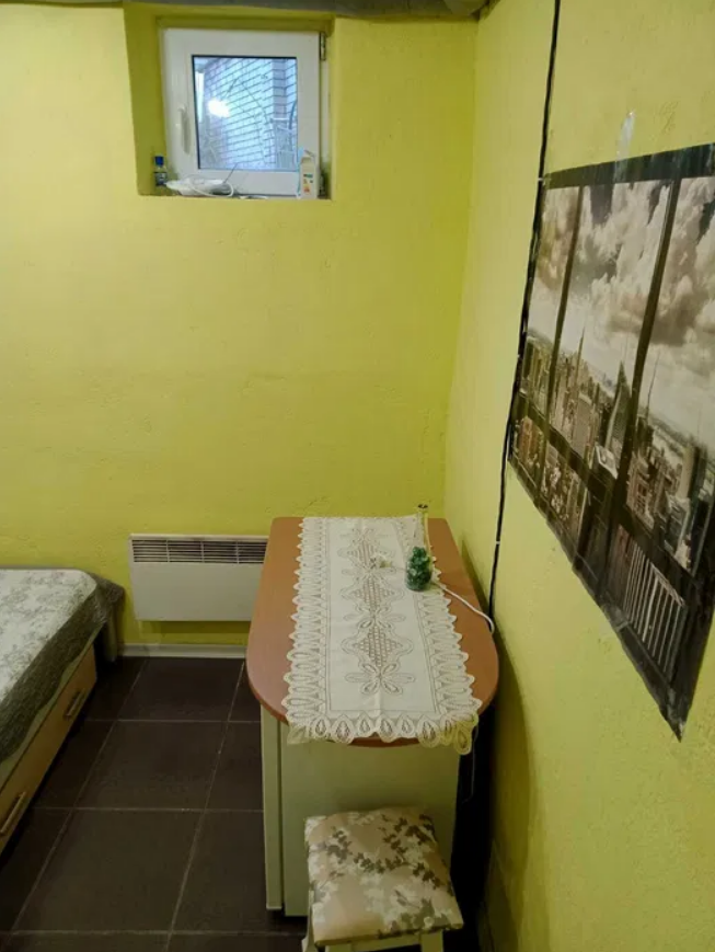 На стінах - плями, кабелі та труби. Як виглядає найдешевша "смарт"-квартира в Києві (фото)