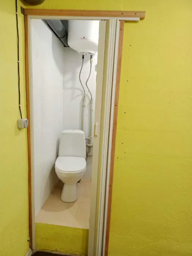 На стінах - плями, кабелі та труби. Як виглядає найдешевша "смарт"-квартира в Києві (фото)