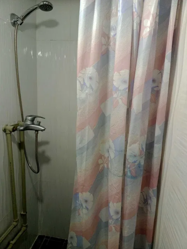 На стінах - плями, кабелі та труби. Як виглядає найдешевша "смарт"-квартира в Києві (фото)