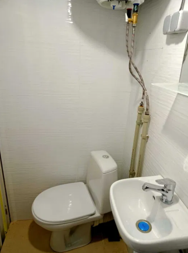 На стінах - плями, кабелі та труби. Як виглядає найдешевша "смарт"-квартира в Києві (фото)