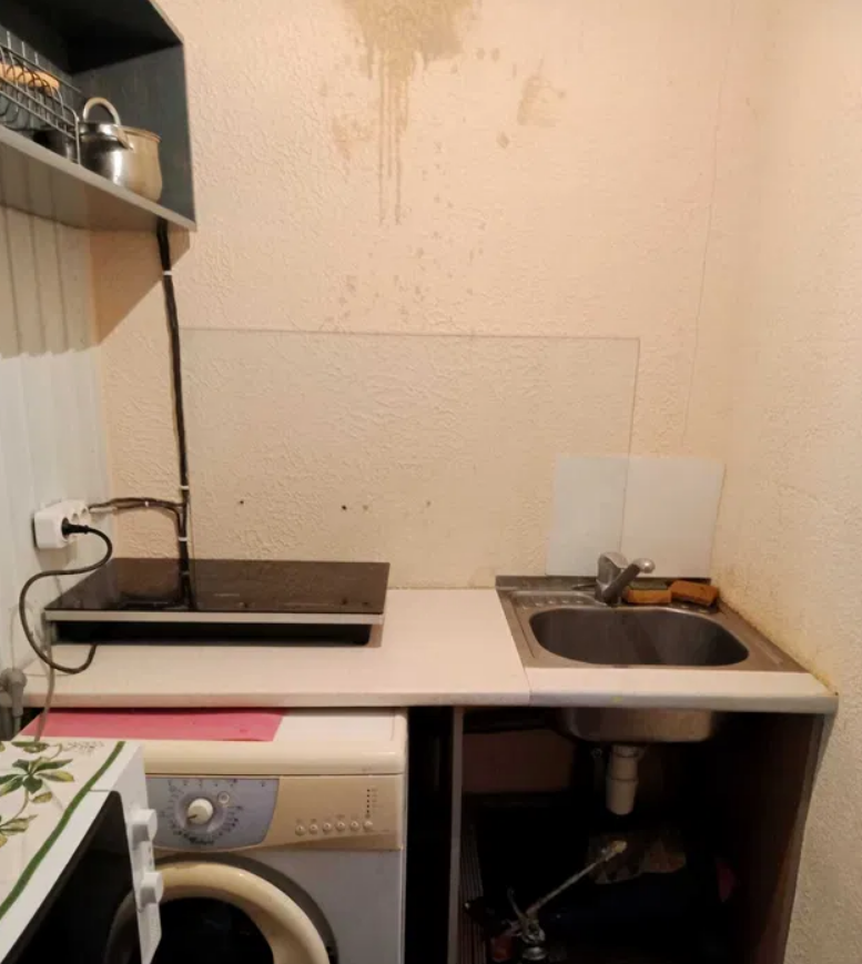 На стінах - плями, кабелі та труби. Як виглядає найдешевша "смарт"-квартира в Києві (фото)