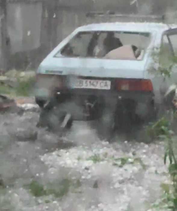 Побив автівки, будинки і врожай: у мережі показали, як град наробив лиха в Україні