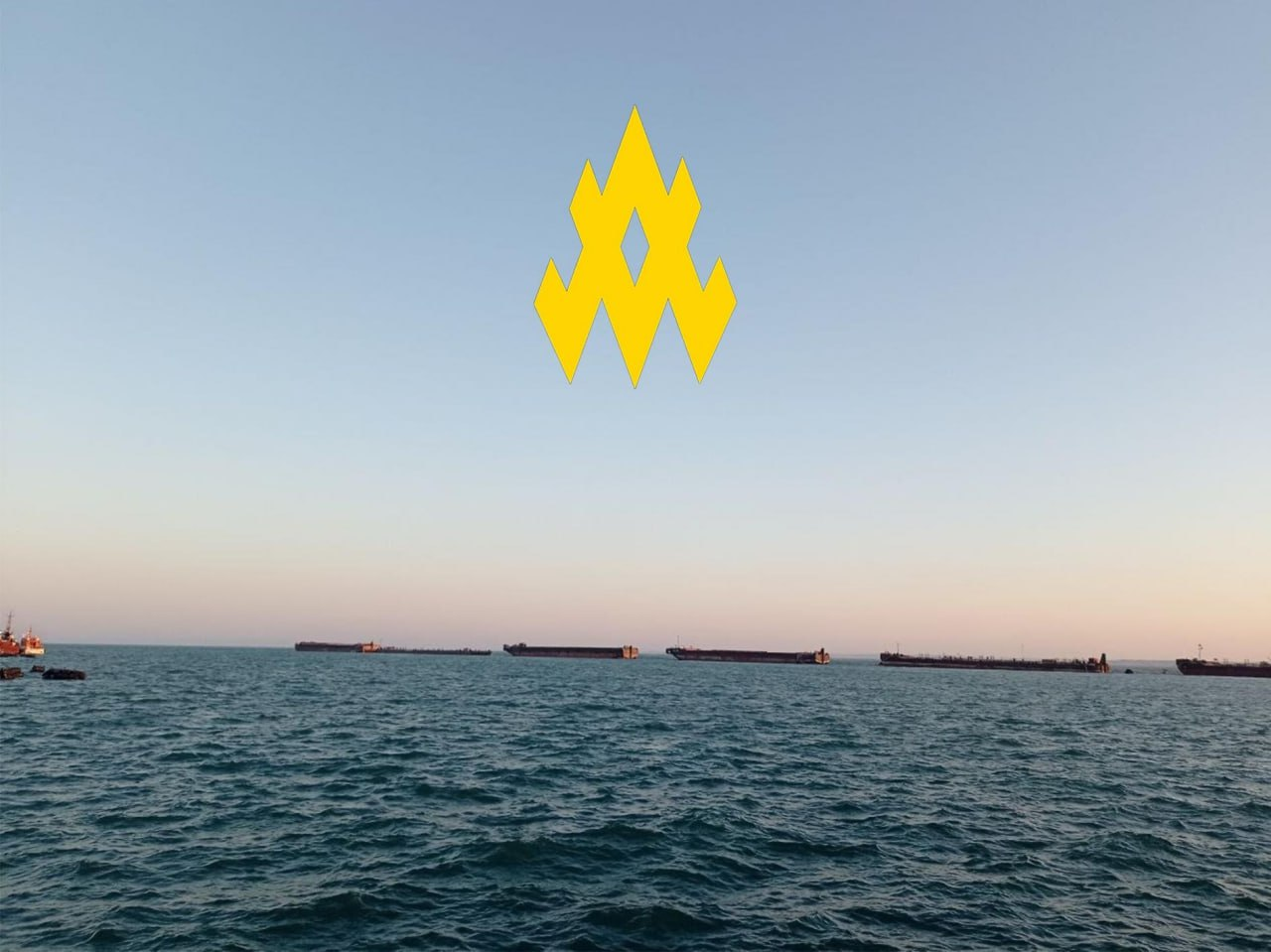 Бояться удару? Росіяни стягують ППО та баржі до Кримського мосту, - партизани