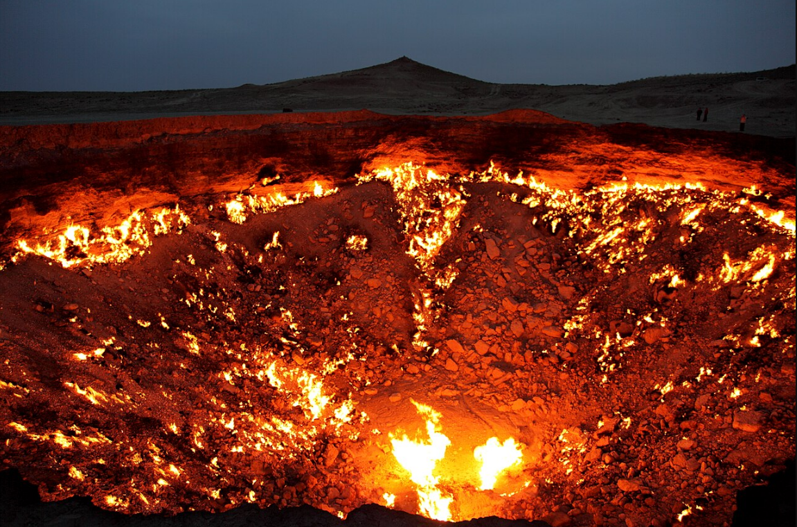 "Брама пекла". Чому газовий кратер у пустелі горить уже 53 роки (фото, відео)