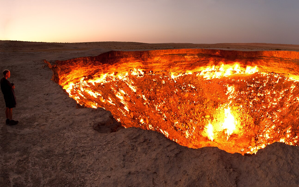 "Брама пекла". Чому газовий кратер у пустелі горить уже 53 роки (фото, відео)