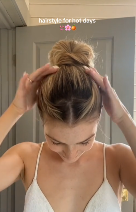 Стильная прическа для жаркого лета: как красиво собрать волосы (видео)