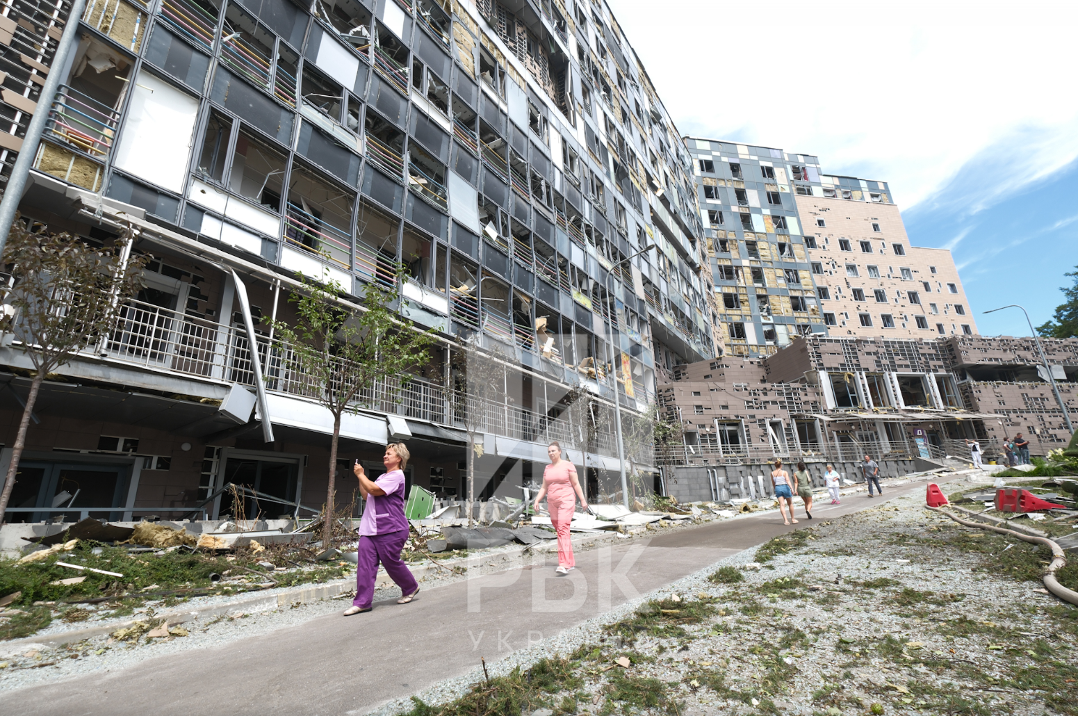 "Пострадали почти все корпуса". Что известно о последствиях удара по "Охматдету" в Киеве