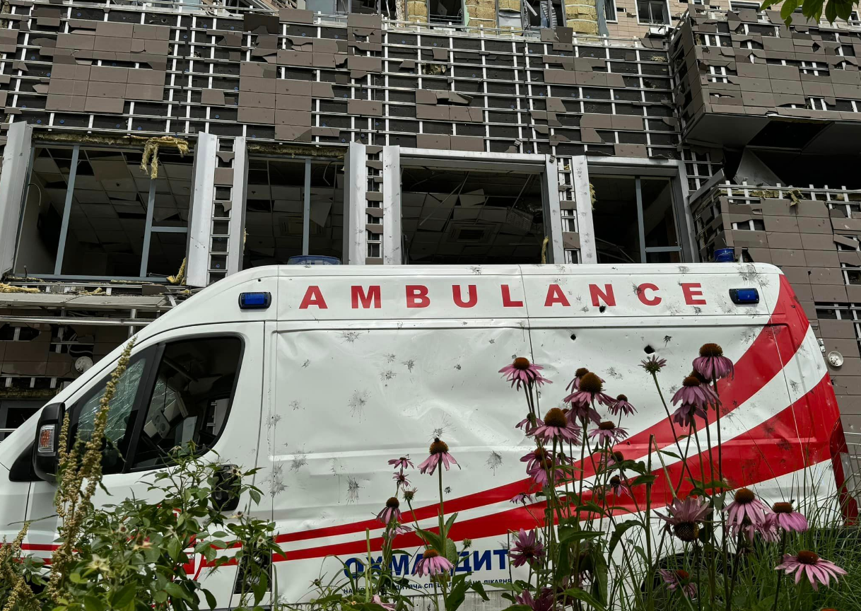 "Пострадали почти все корпуса". Что известно о последствиях удара по "Охматдету" в Киеве