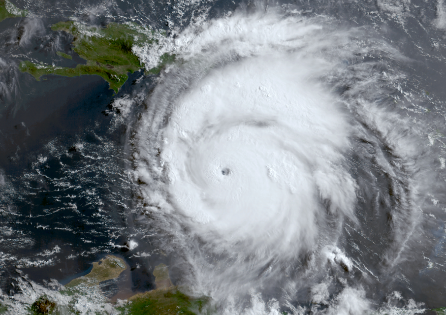 Літак дослідників ризикнув зазирнути в "око" руйнівного урагану: як це було (фото, відео)