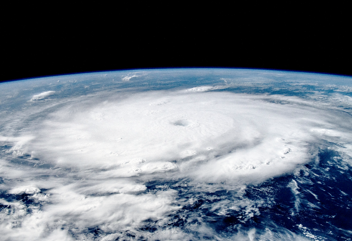 Літак дослідників ризикнув зазирнути в "око" руйнівного урагану: як це було (фото, відео)