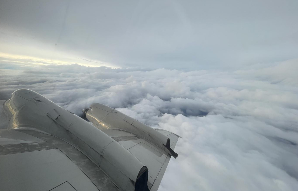 Літак дослідників ризикнув зазирнути в "око" руйнівного урагану: як це було (фото, відео)