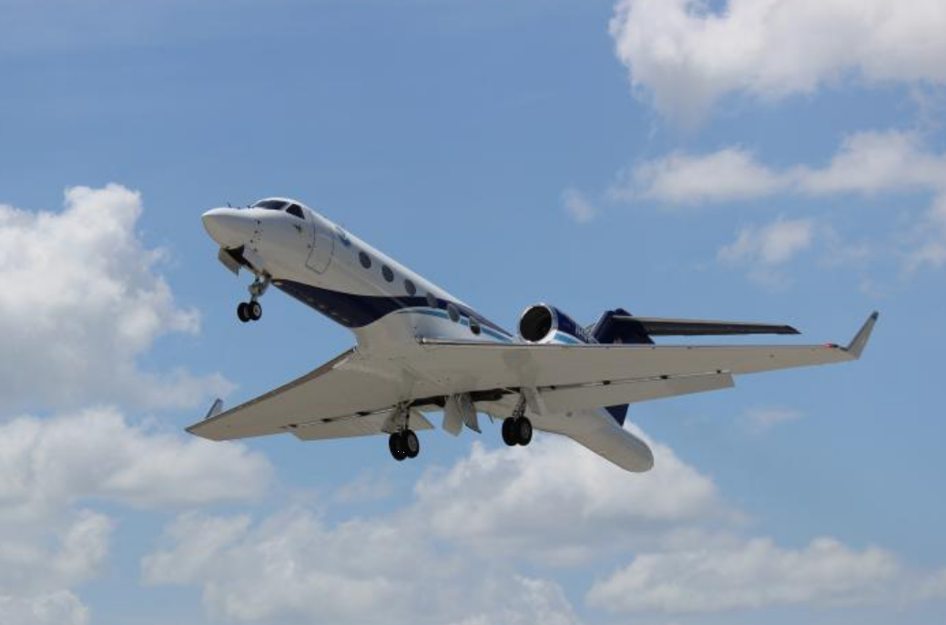 Літак дослідників ризикнув зазирнути в "око" руйнівного урагану: як це було (фото, відео)