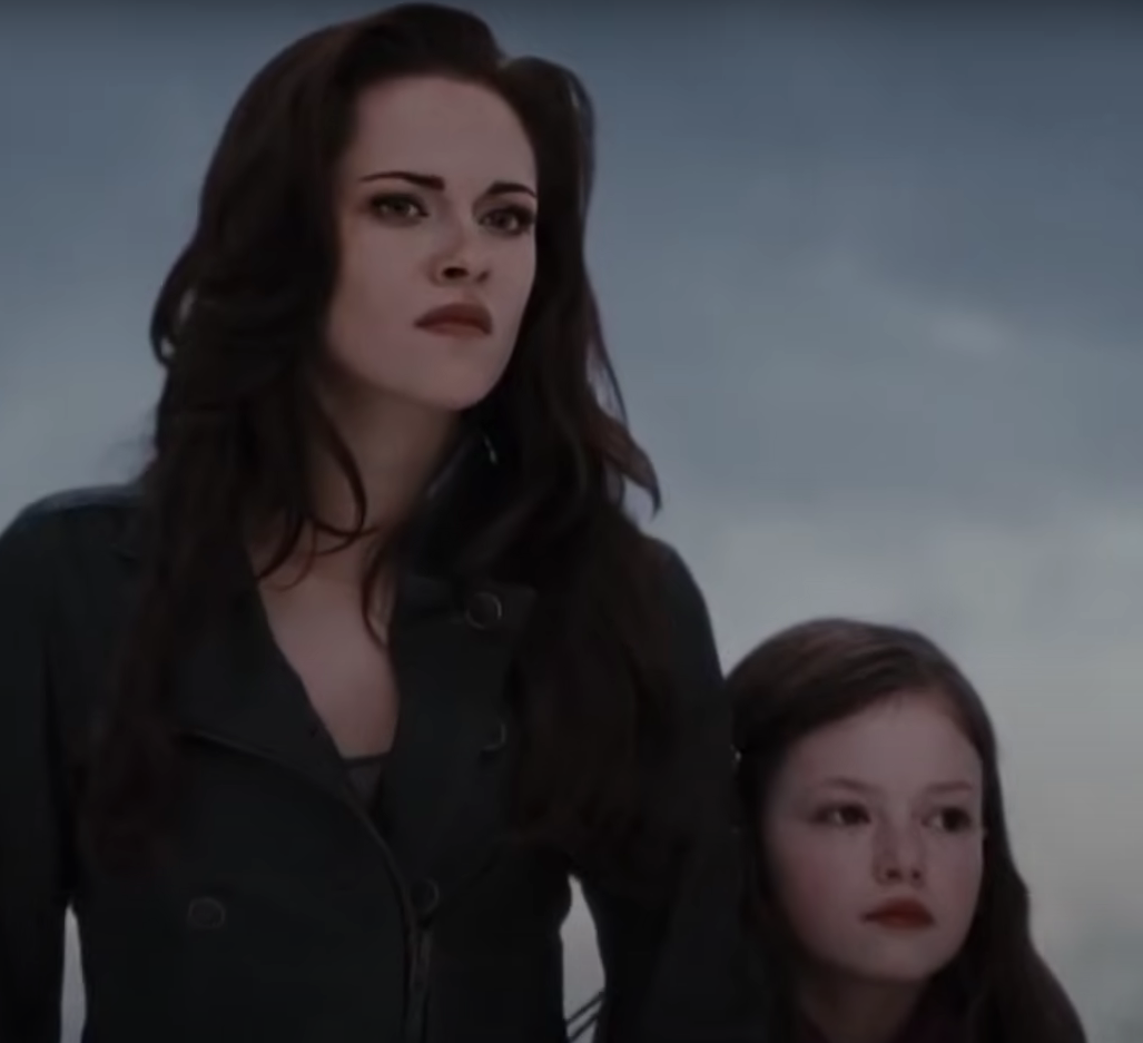 Як виглядає актриса, яка зіграла дочку Белли та Едварда в "Сутінках". Їй 23 і вона неймовірно красива