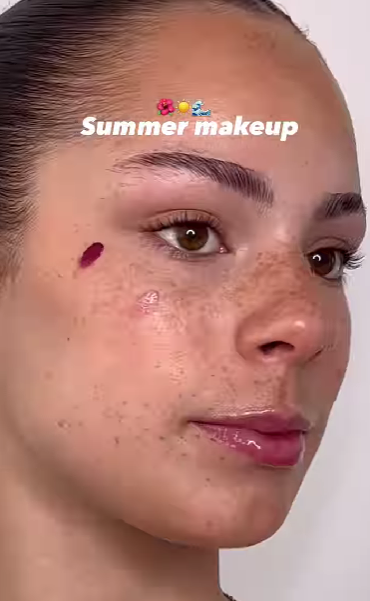 Дві хвилинки і красуня. Легкий та стильний літній макіяж, який підійде кожній (вдіео)