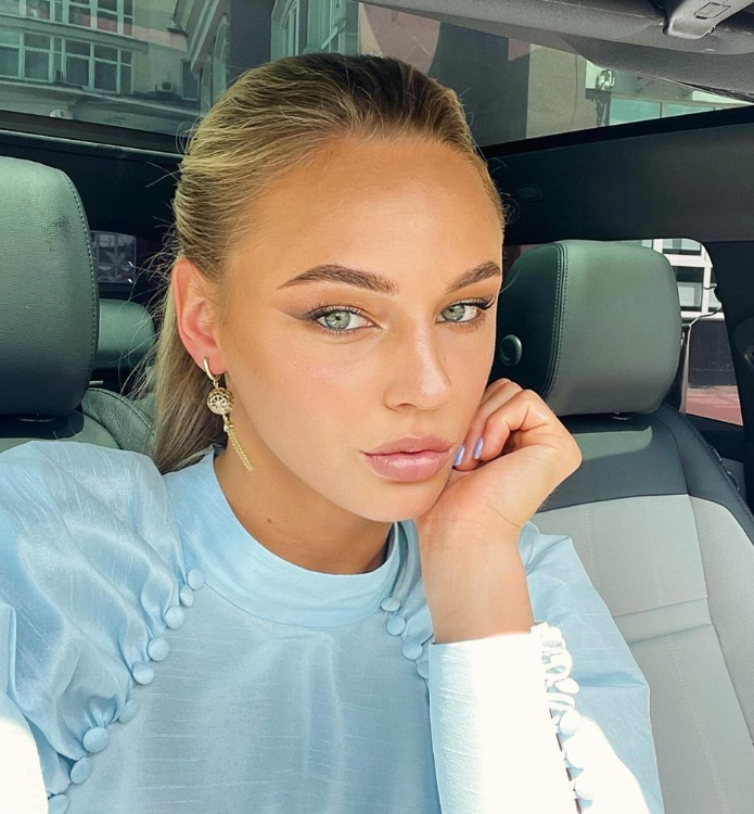 Яркие фото и факты из личной жизни Дарьи Билодид, покинувшей ОИ-2024 из-за скандала