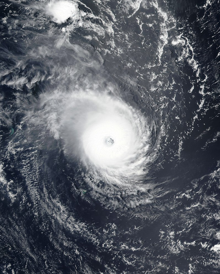 Метеорологи назвали самый продолжительный тропический циклон в истории