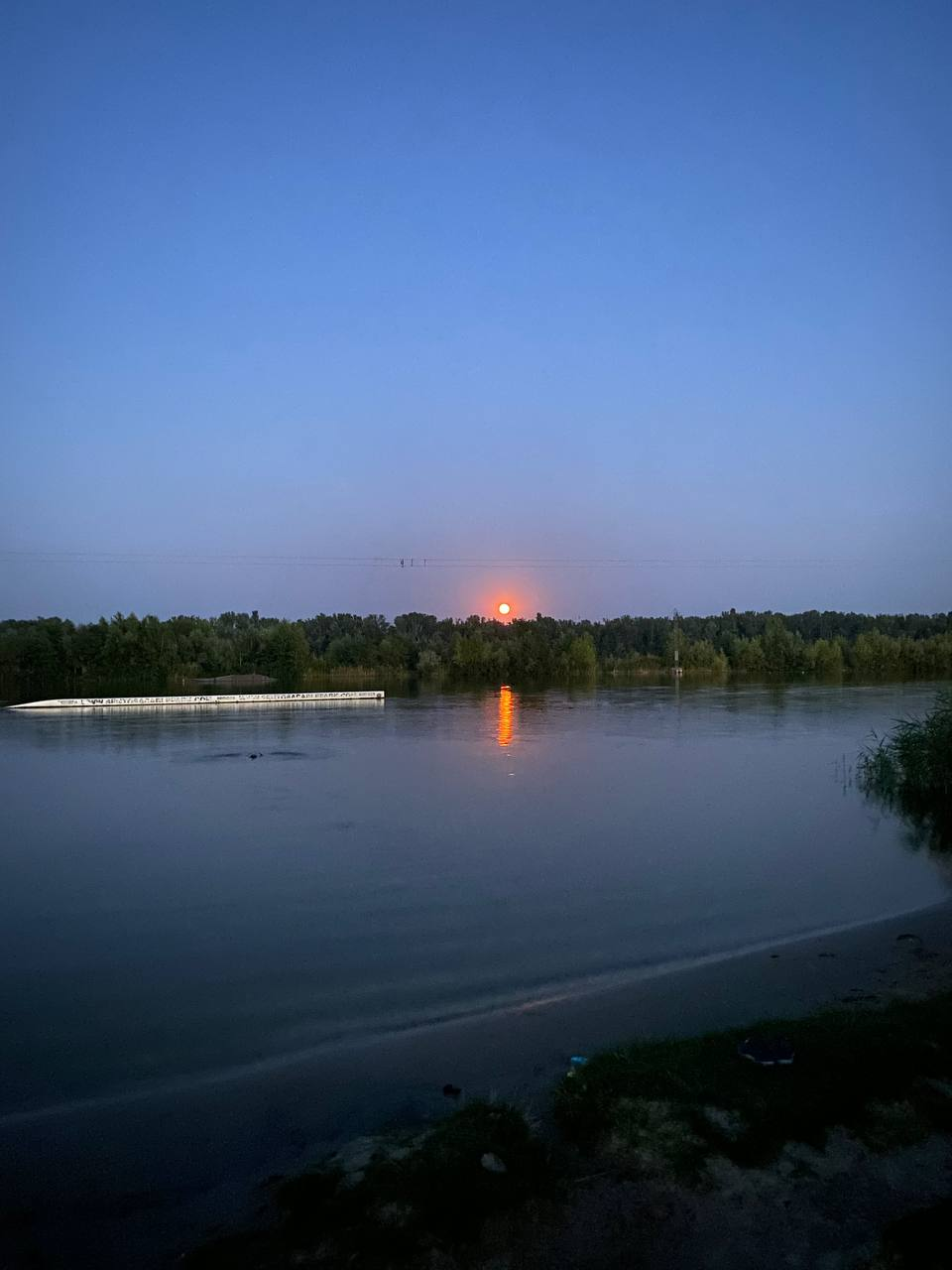 Над Україною - &quot;Осетровий&quot; Місяць. Неймовірні фото рідкісного явища