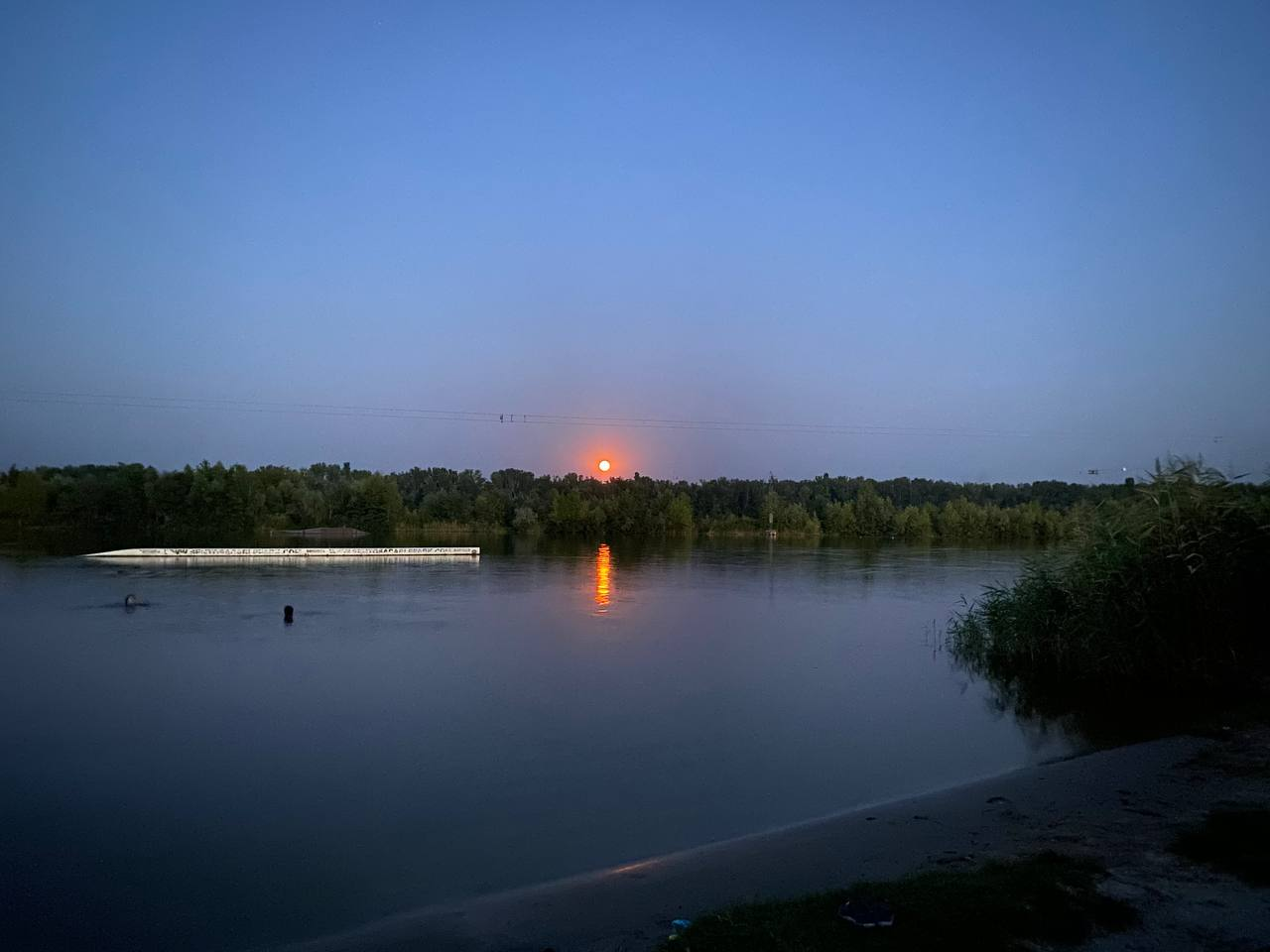 Над Україною - &quot;Осетровий&quot; Місяць. Неймовірні фото рідкісного явища