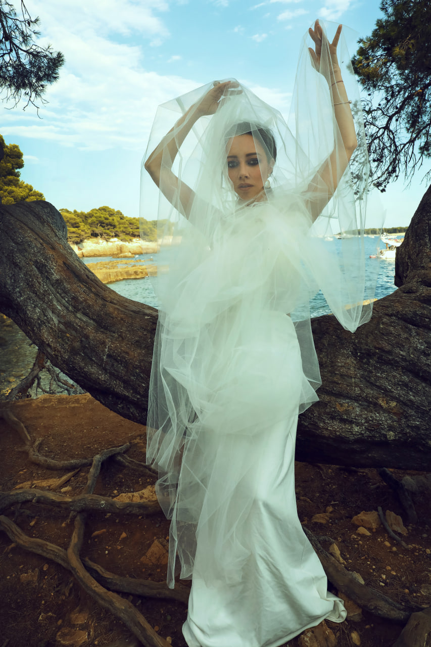 Кухар показалася у весільній сукні на тлі чуток про розлучення: "Такою нареченою я ще не була"