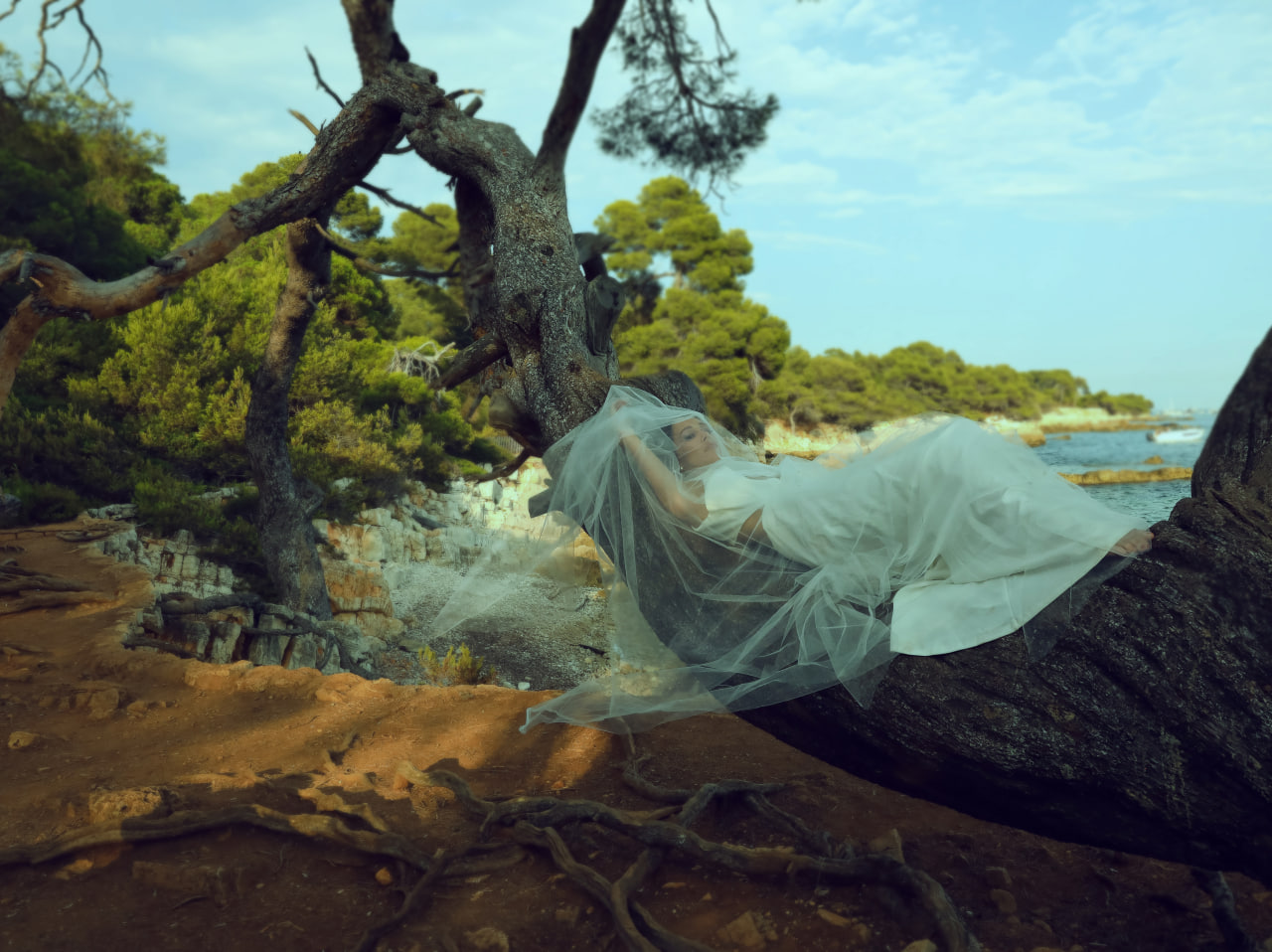 Кухар показалася у весільній сукні на тлі чуток про розлучення: "Такою нареченою я ще не була"