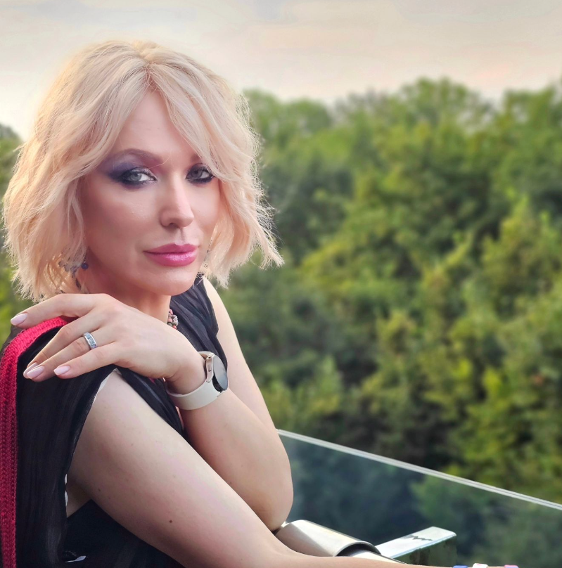 "Я перетворилася на алкоголічку": епатажна блогерка Монро зізналася, що бореться з залежністю