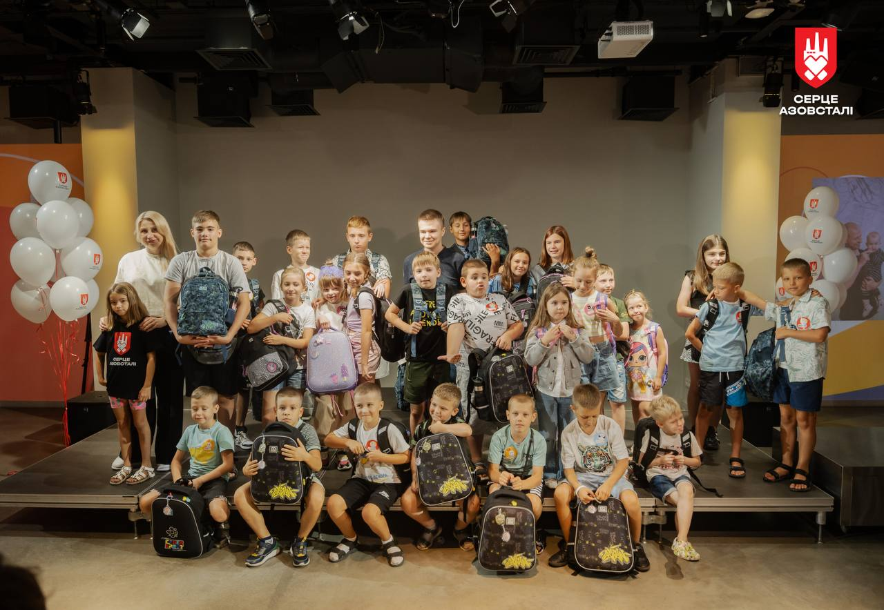 "Сердце Азовстали" Ахметова подарило более 1000 рюкзаков и праздник для детей героев Мариуполя
