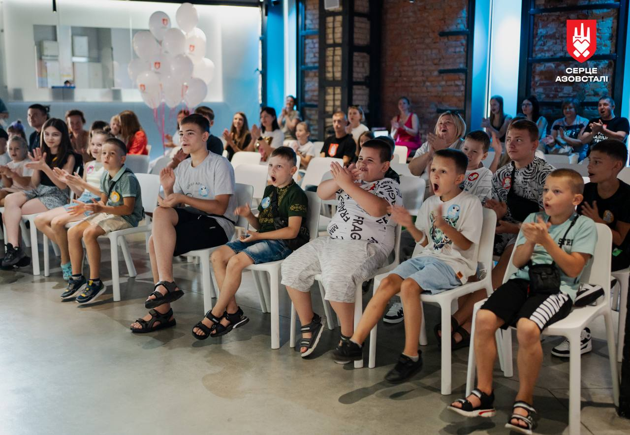 "Сердце Азовстали" Ахметова подарило более 1000 рюкзаков и праздник для детей героев Мариуполя