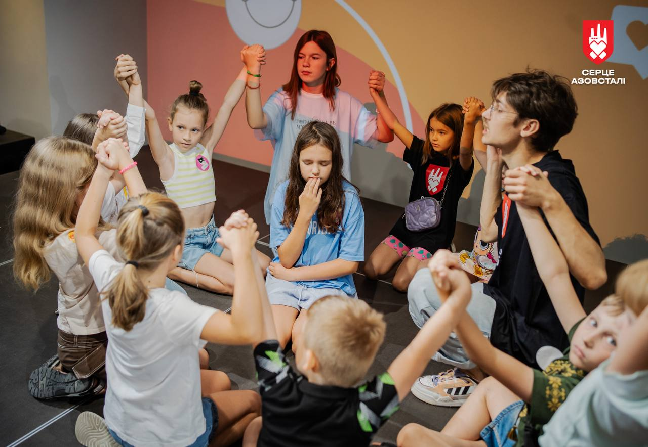 "Сердце Азовстали" Ахметова подарило более 1000 рюкзаков и праздник для детей героев Мариуполя