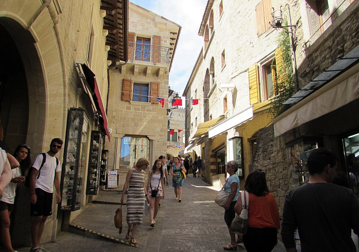 В популярной среди туристов стране Европы введено чрезвычайное положение: подробности